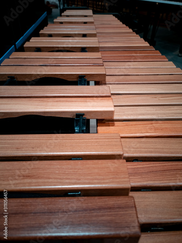 Xilofono o marimba in legno con tastiera naturale orchestrale professionale a percussione, strumenti similari