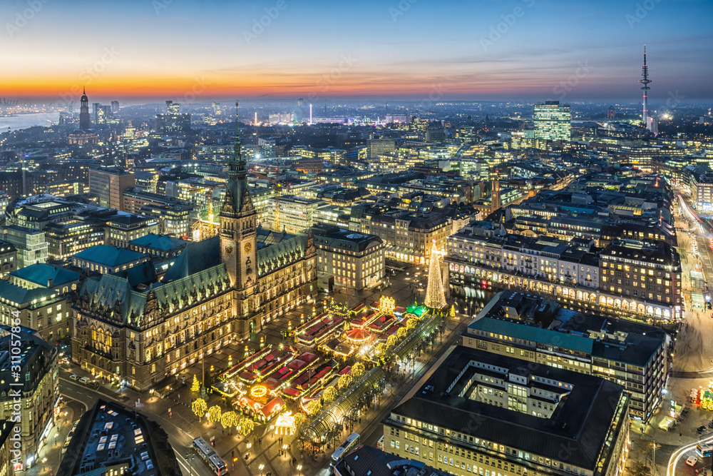 Obraz premium Weihnachtsmarkt auf dem Rathausmarkt in Hamburg