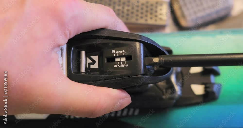 Adjusting DIN value (release setting) of a ski binding rear (heel