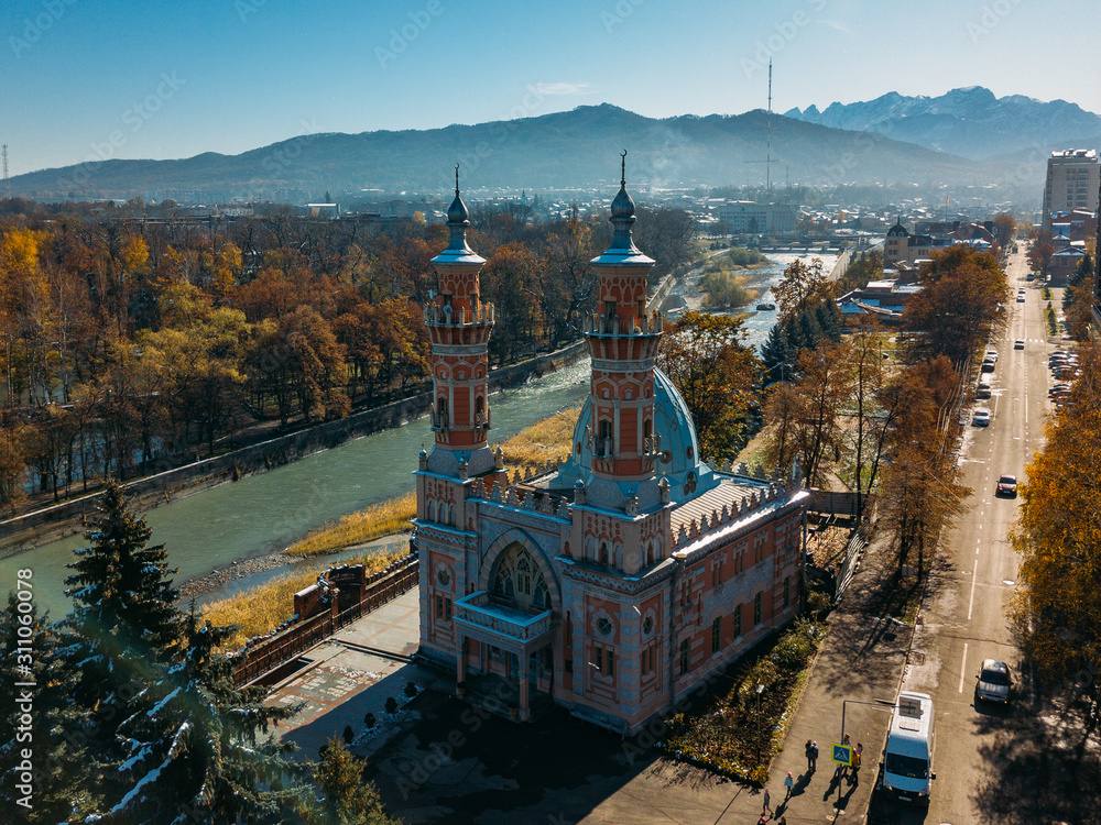 Obraz premium Sunnite Mukhtarov Mosque in Vladikavkaz, aerial view