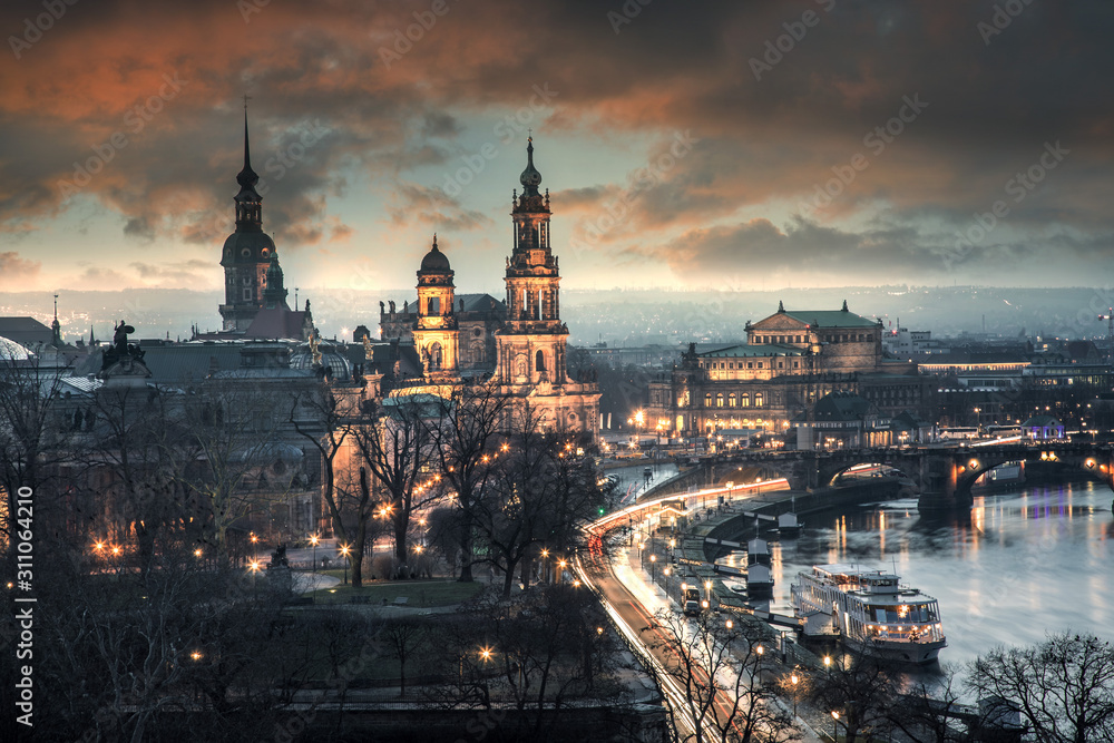 Blick auf Altstadt von Dresden am Abend
