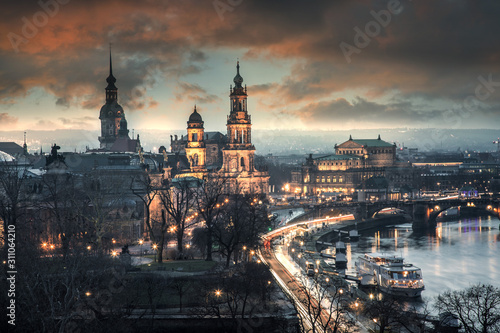 Blick auf Altstadt von Dresden am Abend
