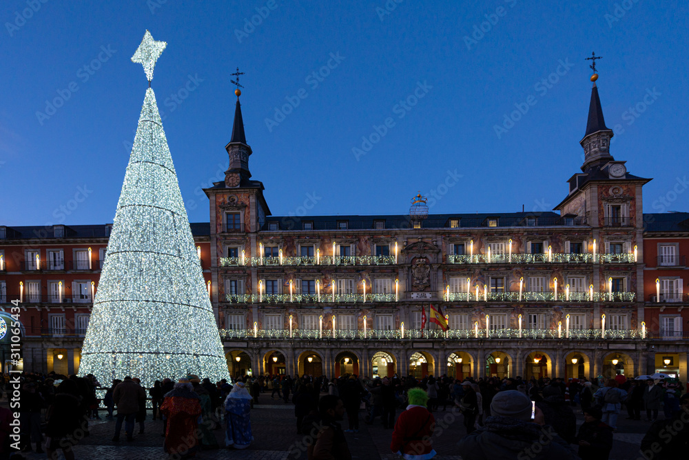 Naklejka premium Illuminated christmas tree in Plaza Mayor of Madrid, Spain.