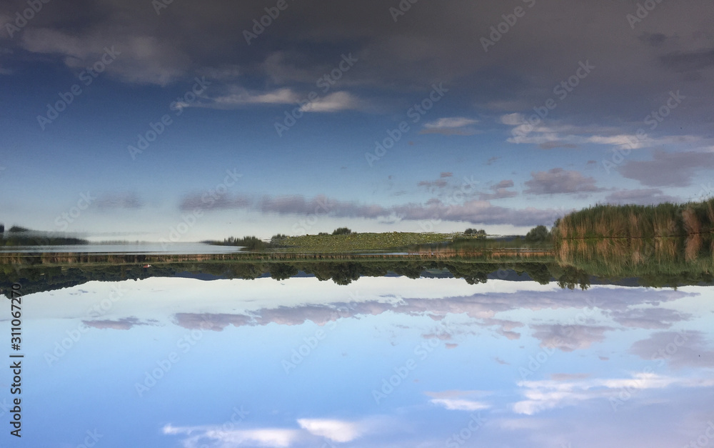 Fototapeta premium Spiegelung in einem See upside down
