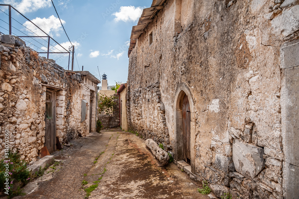 Fototapeta premium Arched door to the courtyard of the old house.