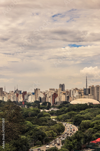 Skyline da cidade de S  o Paulo  com destaque para zona sul  pr  dios e c  u parcialmente nublado.