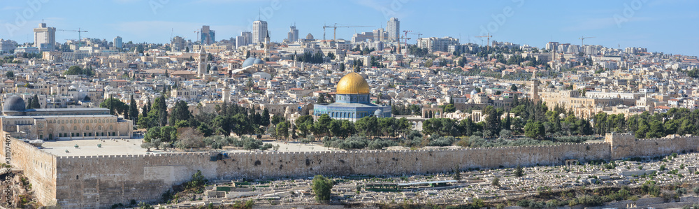 Obraz premium Wzgórze Świątynne i Stare Miasto w Jerozolimie.