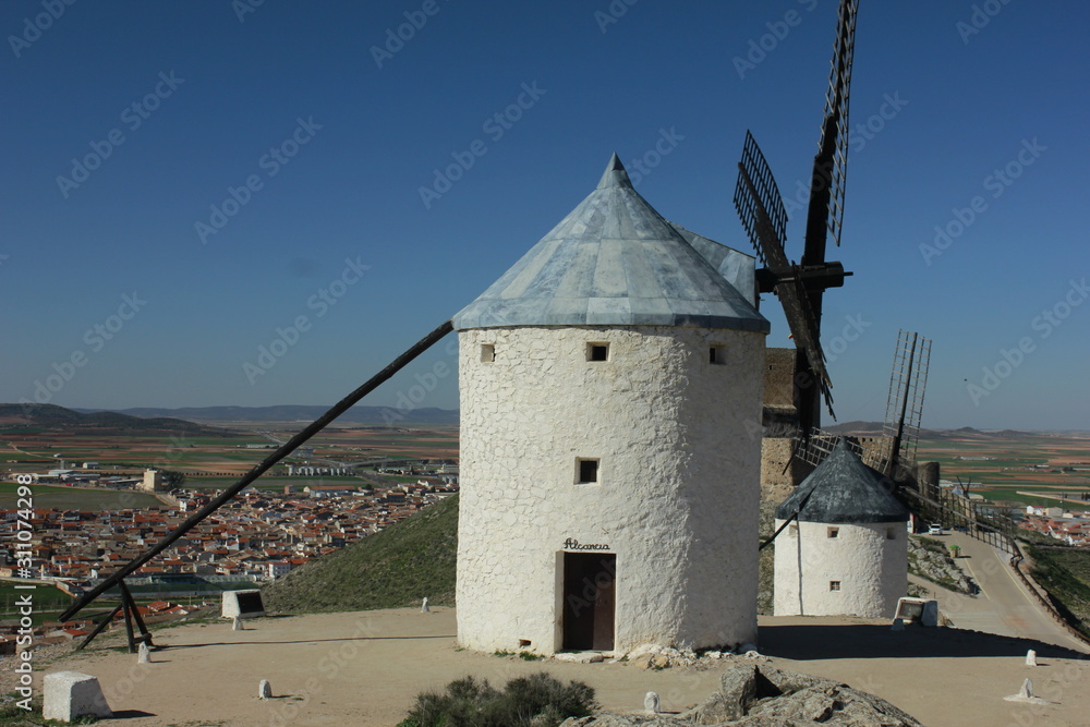 Molinos de viento y castillo en Consuegra (Toledo) Molinos de viento y castillo en Consuegra (Toledo)