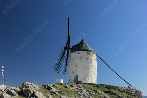 Molinos de viento y castillo en Consuegra (Toledo)