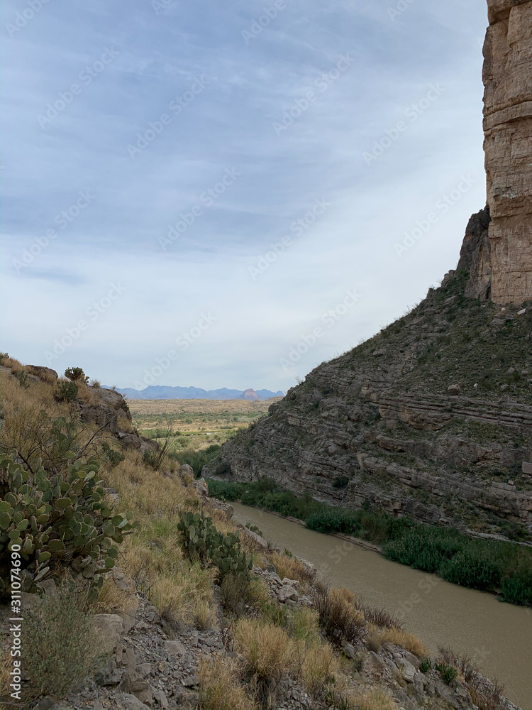 Obraz premium The Rio Grande River cuts a canyon through the plateu that seperates the US and Mexico.