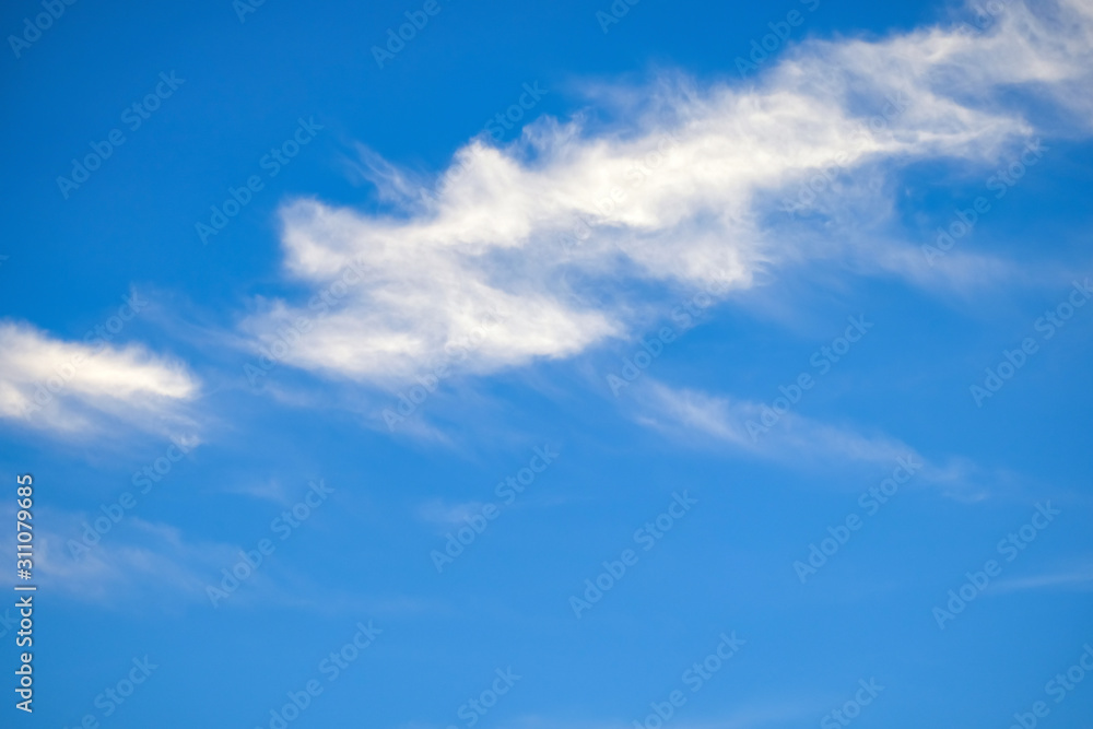 Weiße Wolkenformen vor einem blauen Himmel Weiße Wolkenformen vor einem blauen Himmel