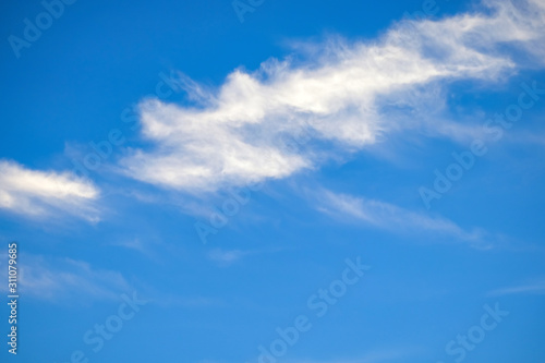 Weiße Wolkenformen vor einem blauen Himmel