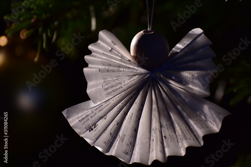 Papierengel am Weihnachtsbaum
