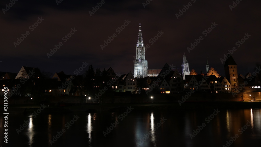 Ulm, Deutschland: Nächtliche Skyline mit dem Ulmer Münster hinter der Donau