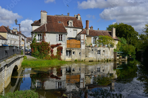 Tonnerre (89700) se reflète dans l'Armançon, département de l'Yonne en région Bourgogne-Franche-Comté, France