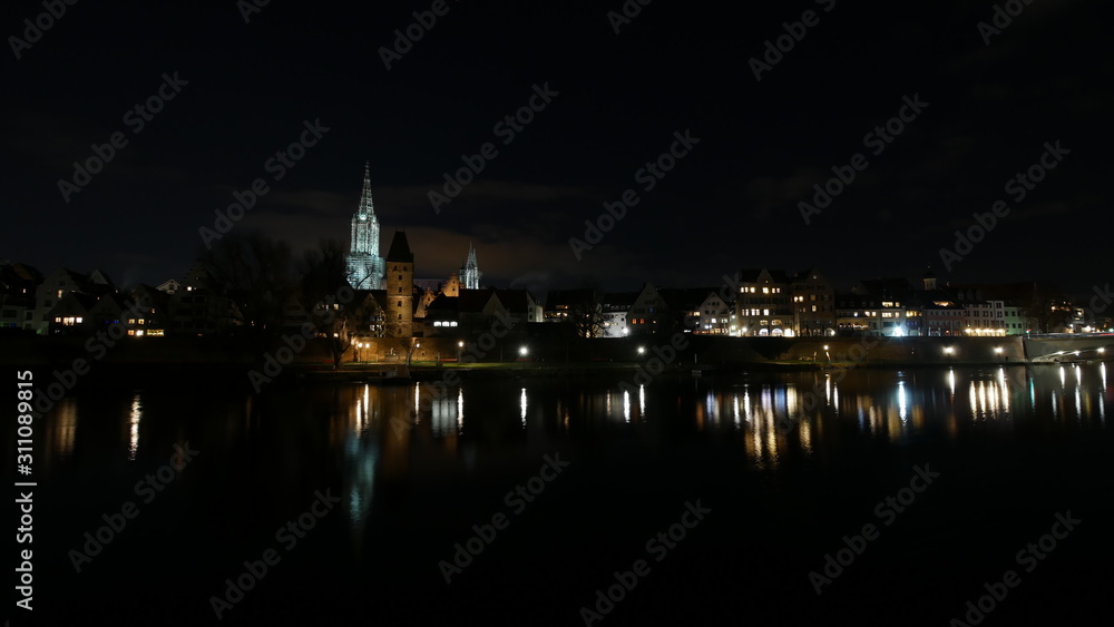 Ulm, Deutschland: Nachtpanorama der Donaustadt