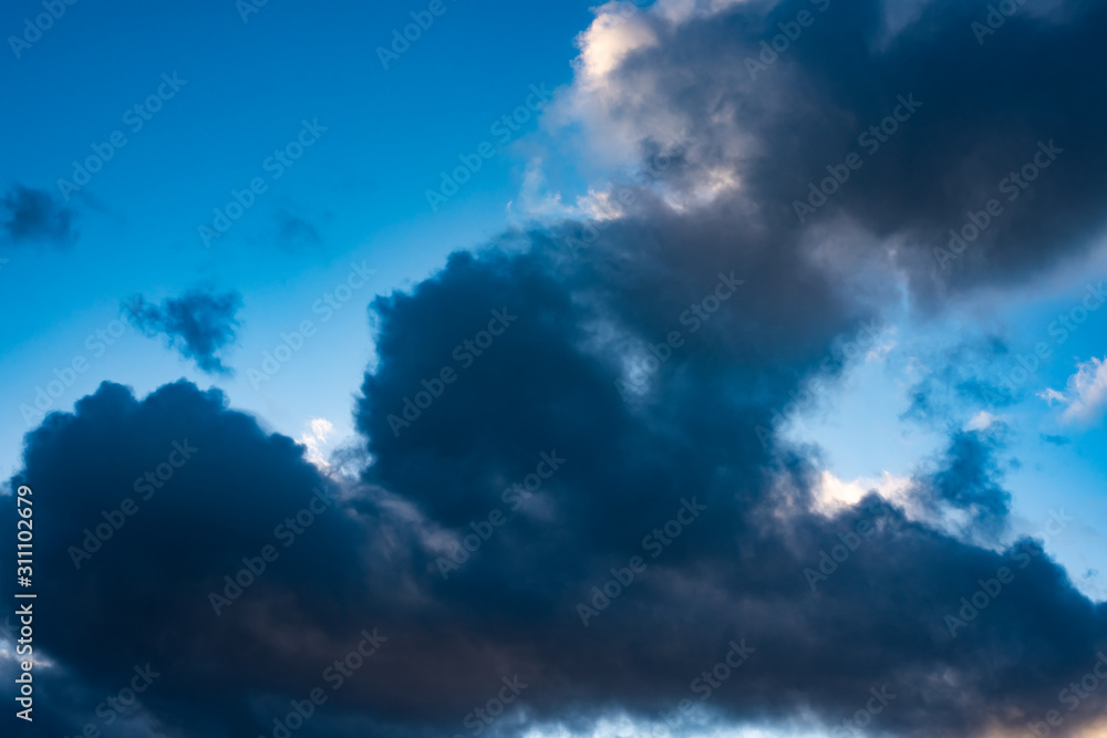 Obraz premium Evening sky with black clouds