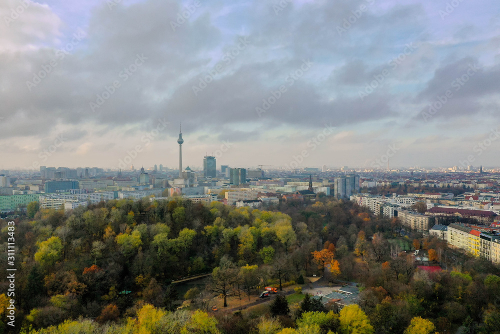 Ciudad de Berlin en otoño desde lo alto.