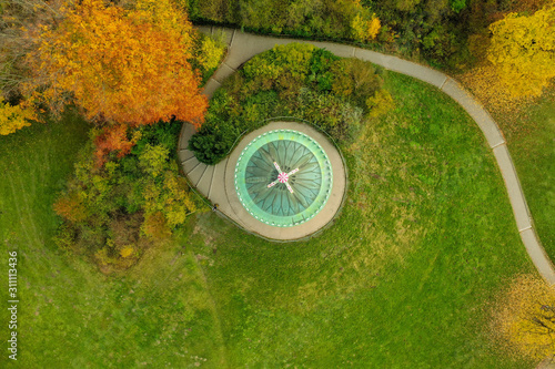 Vista cenital de parque en pleno otoño. Cupula.