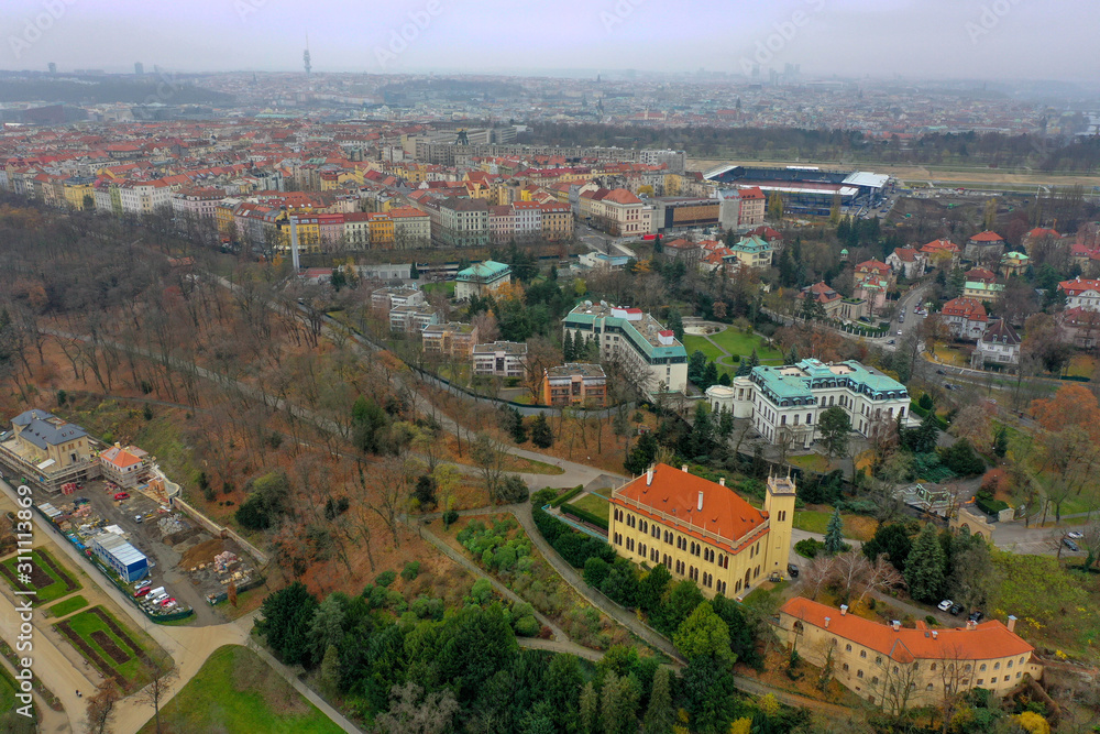 Obraz premium Vista de drone del castillo de la ciudad medieval.