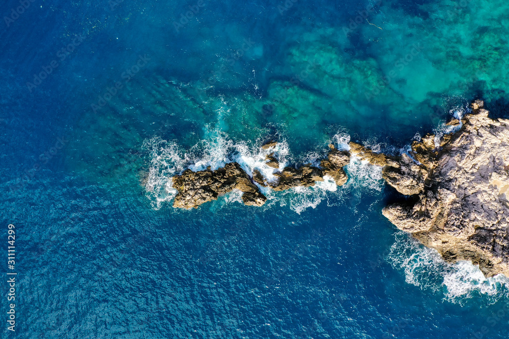 Vista cenital de Mar  Adriatico y piedras