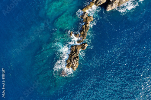 Vista cenital de Mar Adriatico y piedras