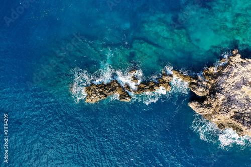 Vista cenital de Mar  Adriatico y piedras © iPonzito