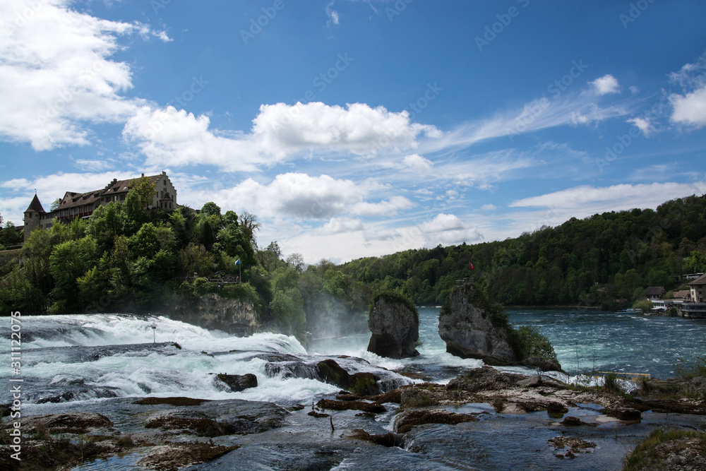 Schloss Laufen am Rheinfall von Schaffhausen, Schweiz Schloss Laufen am Rheinfall von Schaffhausen, Schweiz