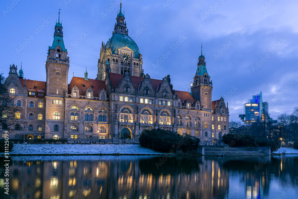 Obraz premium Neues Rathaus von Hannover im Winter bei Schnee