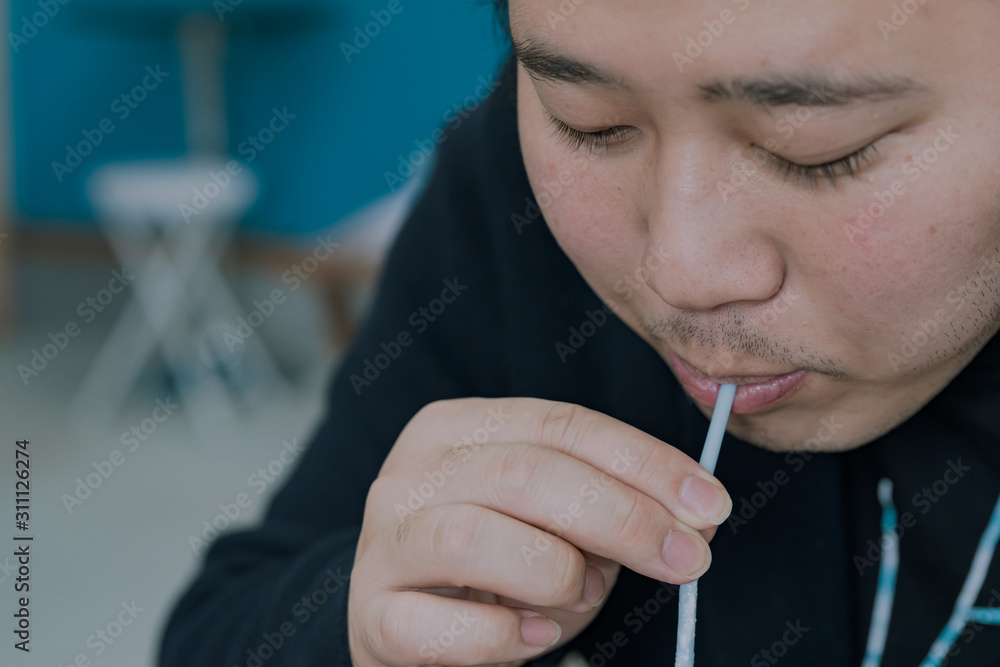 写真素材 ストローで飲み物を飲む男 Stock Photo Adobe Stock