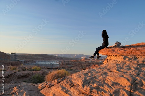 Wallpaper Mural グレンキャニオンダムの夕日を見る女性 Torontodigital.ca