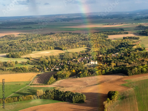 vue aérienne d'un arc-en-ciel à Boury-en-Vexin dans l'Oise en France © Francois
