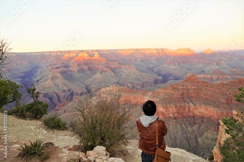 Wallpaper Mural グランドキャニオンの夕暮れを見る男性 Torontodigital.ca