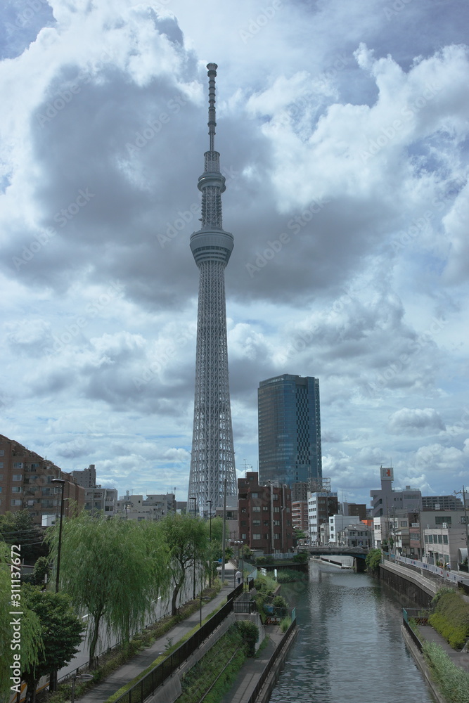 Naklejka premium 大空に突き刺さる