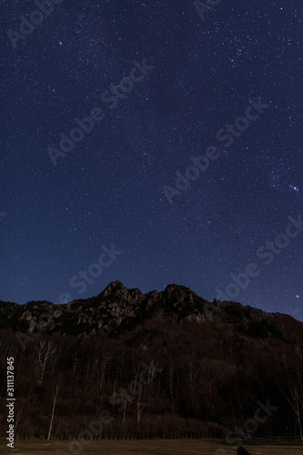 月光に照らされた瑞牆山と冬の星空 © Umibozze