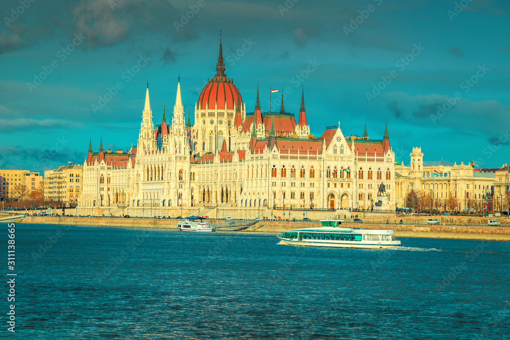 Fototapeta premium Picturesque and famous Hungarian parliament with Danube river, Budapest