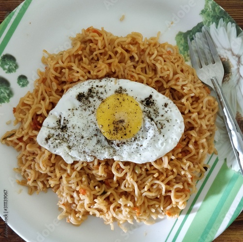 Canvas-taulu Fried Maggie with egg omelette