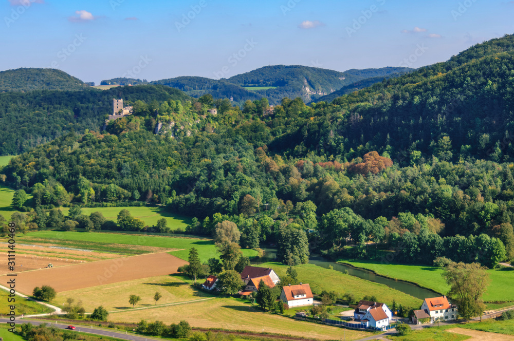 Typische Landschaft in der fränischen Schweiz bei Streitberg