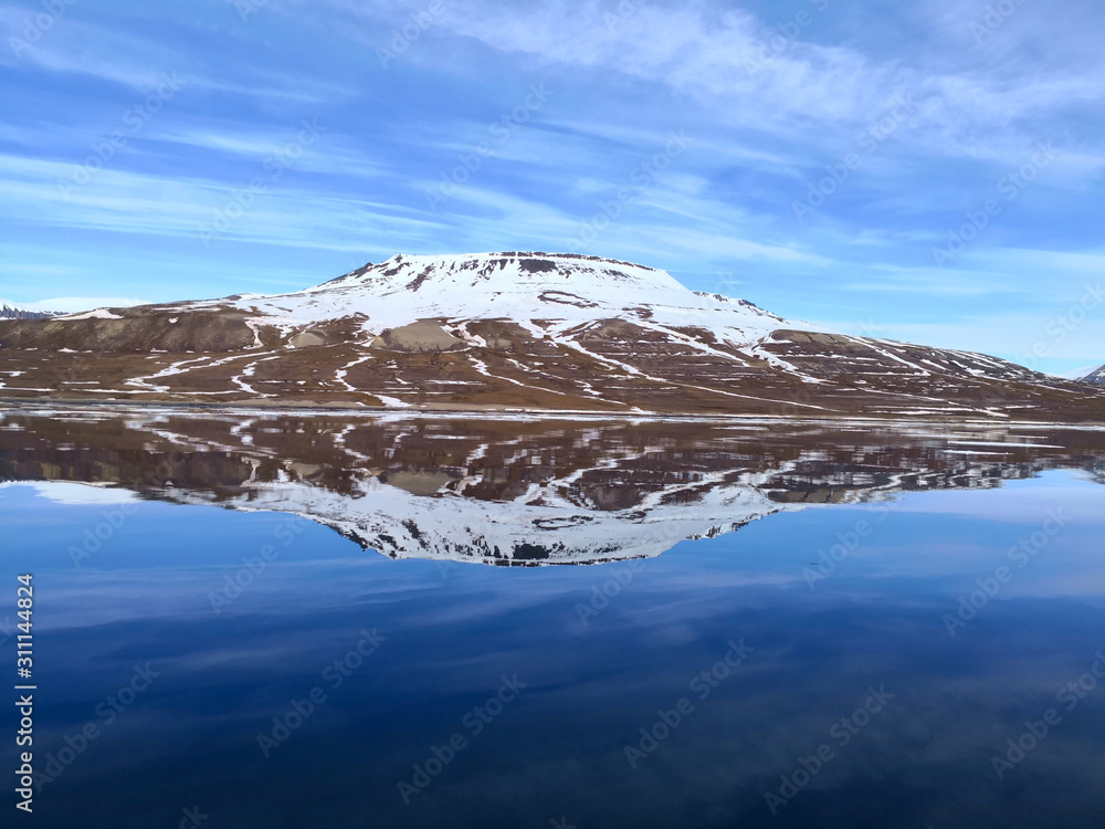 Spitzbergen eis- und schneebedeckte Berge in der Arktis am Polarmeer