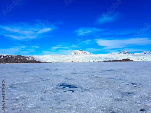 Spitzbergen eis- und schneebedeckte Berge in der Arktis am Polarmeer © Charalampos
