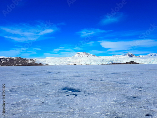 Spitzbergen eis- und schneebedeckte Berge in der Arktis am Polarmeer