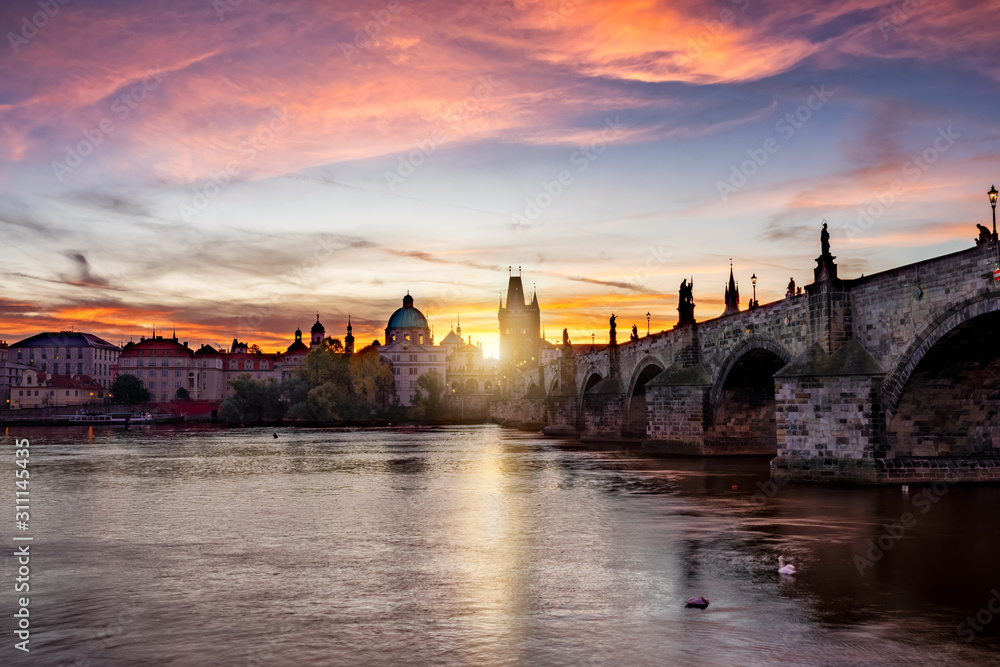 Sonnenaufgang über Prag mit Karlsbrücke, Moldau Fluss und den Dächern der Altstadt, Tschechiche Republik