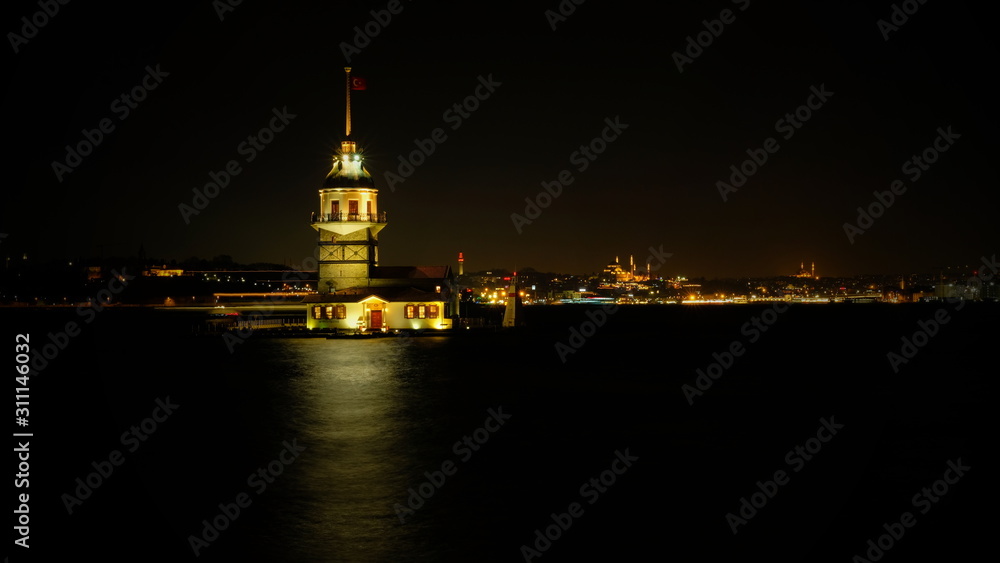 The kız kulesi in istanbul at night