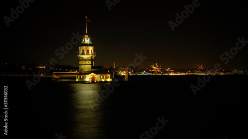 The kız kulesi in istanbul at night