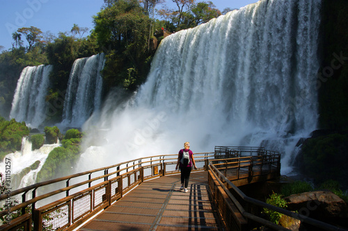 Papier peint Iguazu River Falls between the countries of Argentina and Brazil