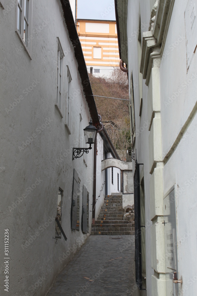 eine gasse in Melk in Österreich, neben der Autobahn