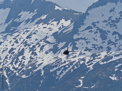 Hubschrauber vor Hochgebirge