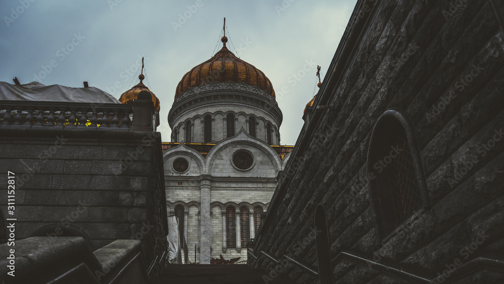 Obraz premium Golden domes of a Christian temple in Russia, a full-length temple. The Church of the Christian Church is a monument of Russian spiritual and religious architectural tradition and Orthodoxy.