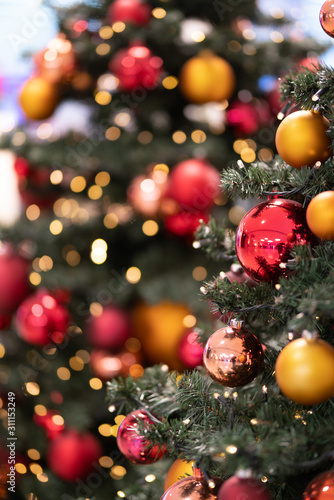 Christbaumkugeln am Weihnachtsbaum zu Weihnachten