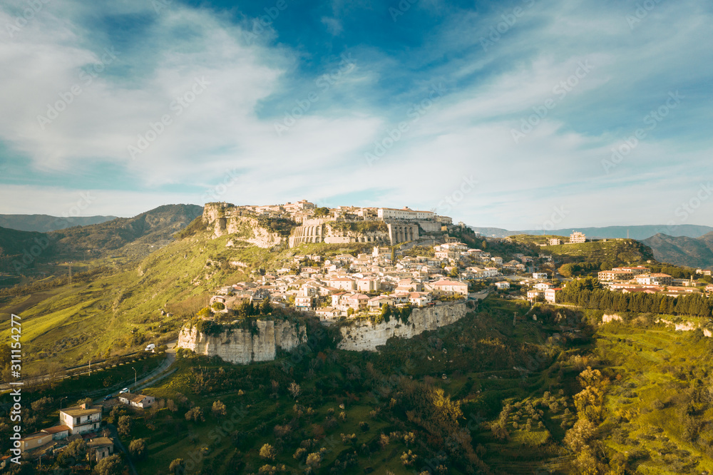 Borgo di Gerace, in Calabria. Vista aerea con drone della città delle case e delle chiese.